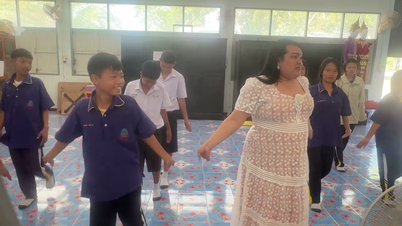 การสอนเรื่อง การปฏิบัติท่ารำ เพลงหญิงไทยใจงาม รำวงมาตรฐาน ม.3
