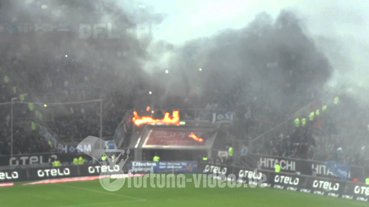 Hamburger Pyro-Aktion in Düsseldorf: Chosen Few fackeln CFHH Zaunfahne ab