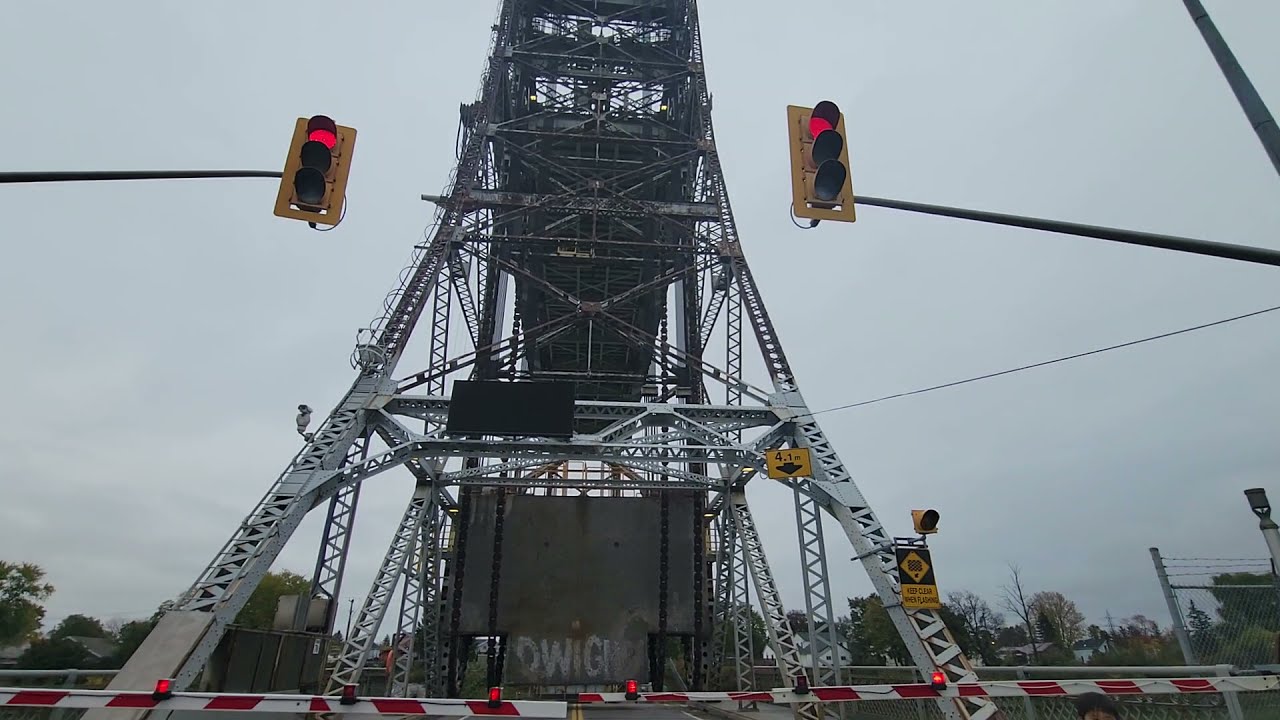 the Allanburg bridge (Highway 20 lift bridge) lifting for the ship Federal Satsuki