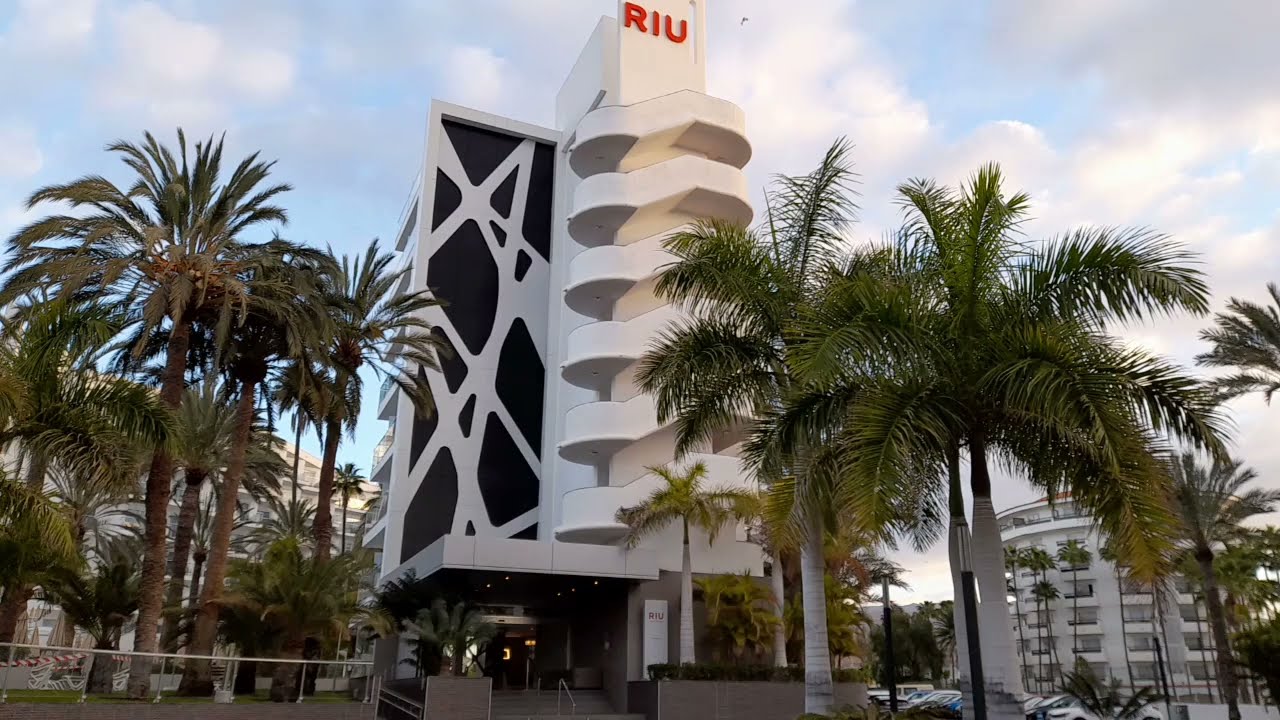 Riu Papayas. Playa del Ingles. Pool area walk around.