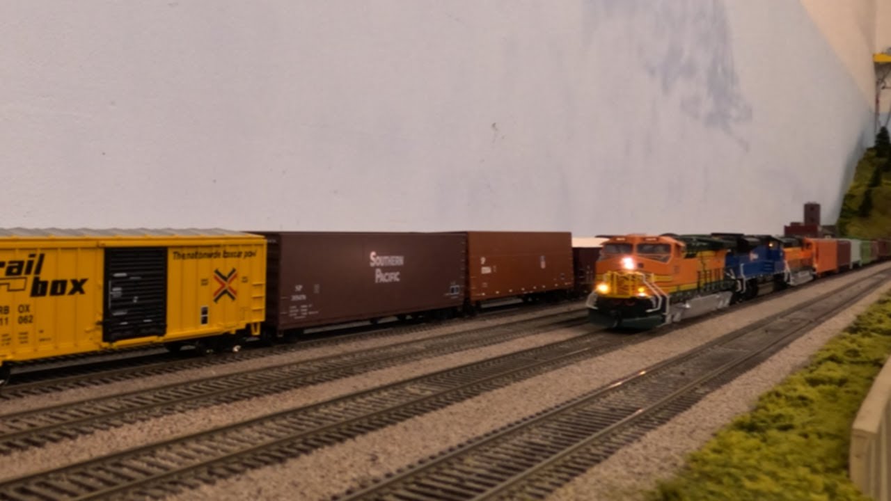 Грузовые поезда BNSF в масштабе HO.