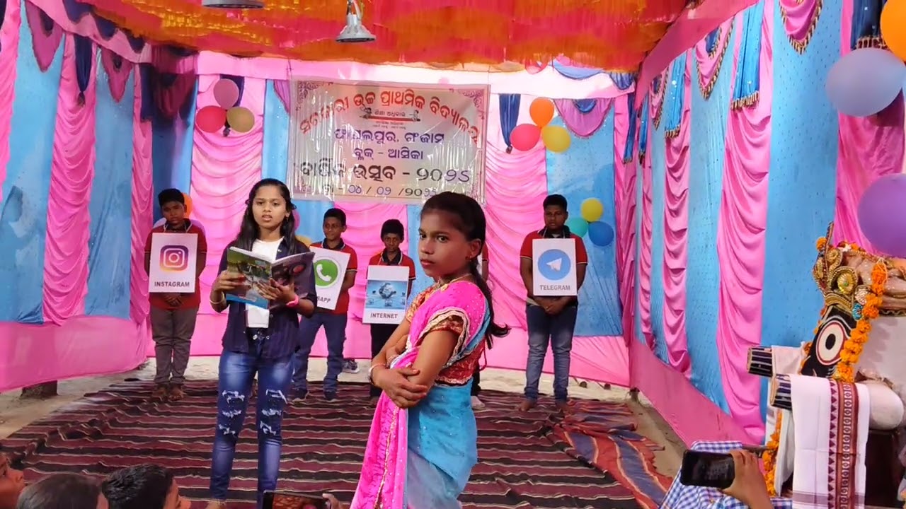 Social media ki duniya Acting by Class - 6th students 