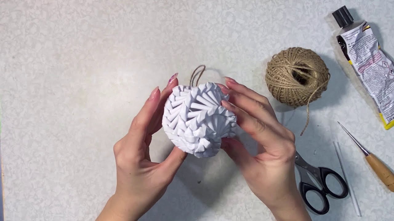 Плетеная шишка из бумажных трубочек