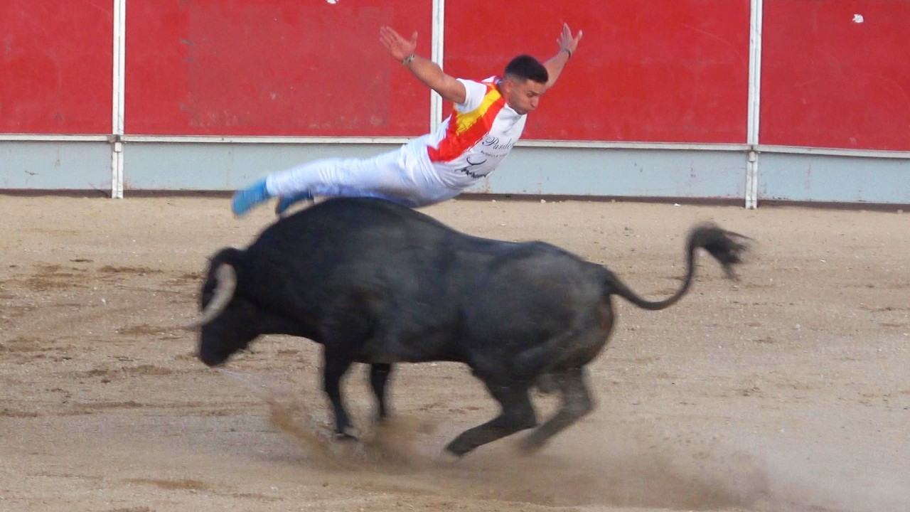 SALTO IMPOSIBLE sobre un TORO BRAVO