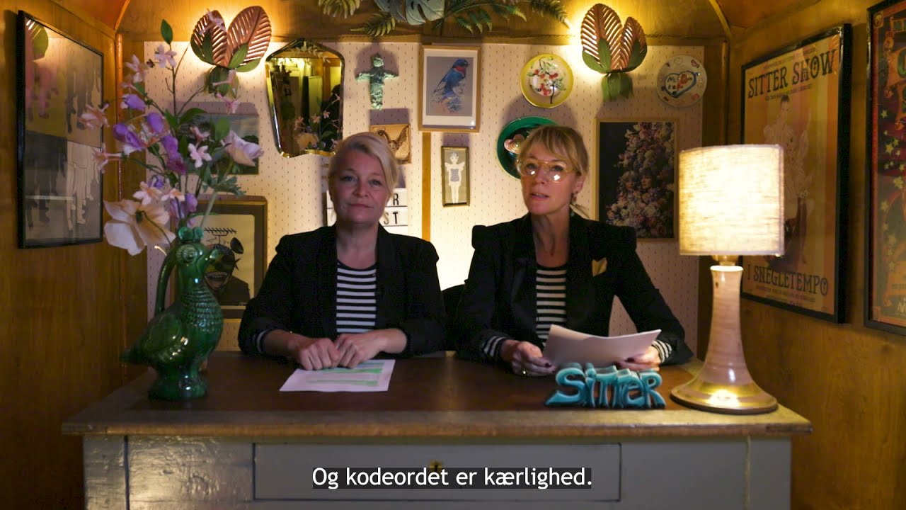 Sitter Nytårstale 2022 - Iben Hjejle og Signe Lindkvist