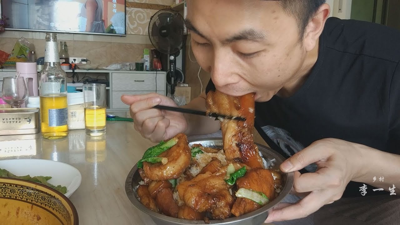 米麵哥午飯，2斤紅燒肉，一盆米飯，大口吃肥肉大口喝酒，真爽，1 kg roast pork
