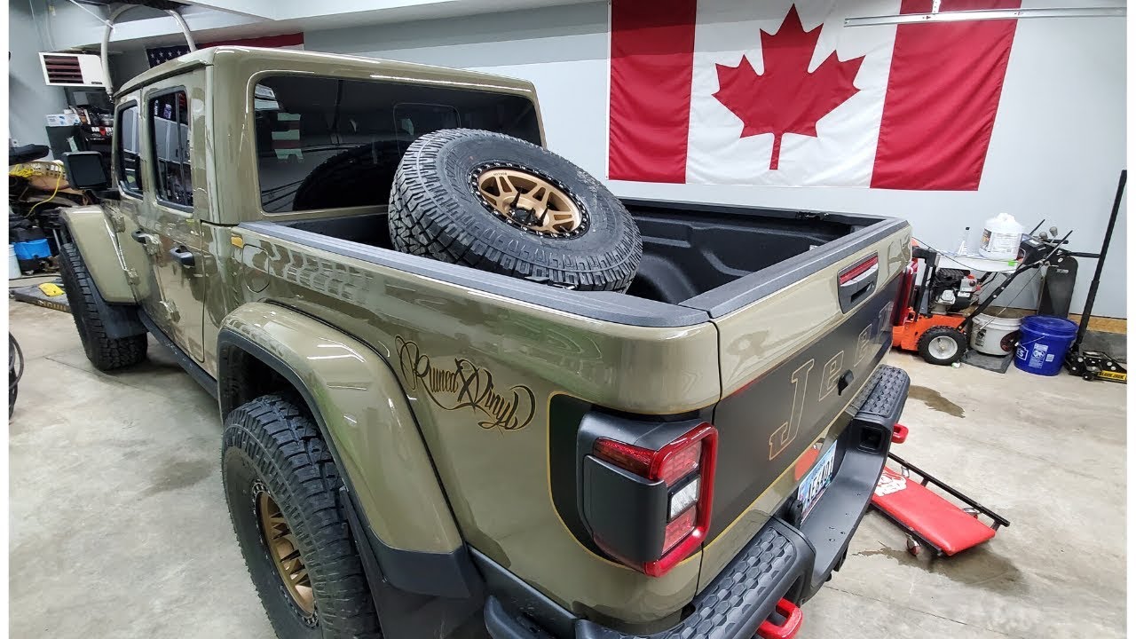 Установка нового крепления для запасного колеса на Jeep Gladiator.