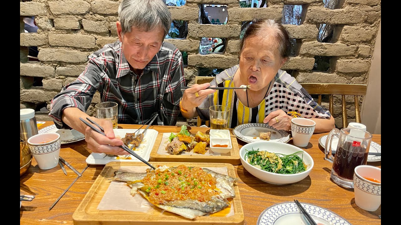 和爸妈在吐鲁番的第一餐吃烤鱼烤全羊，配菜还是点的沙葱