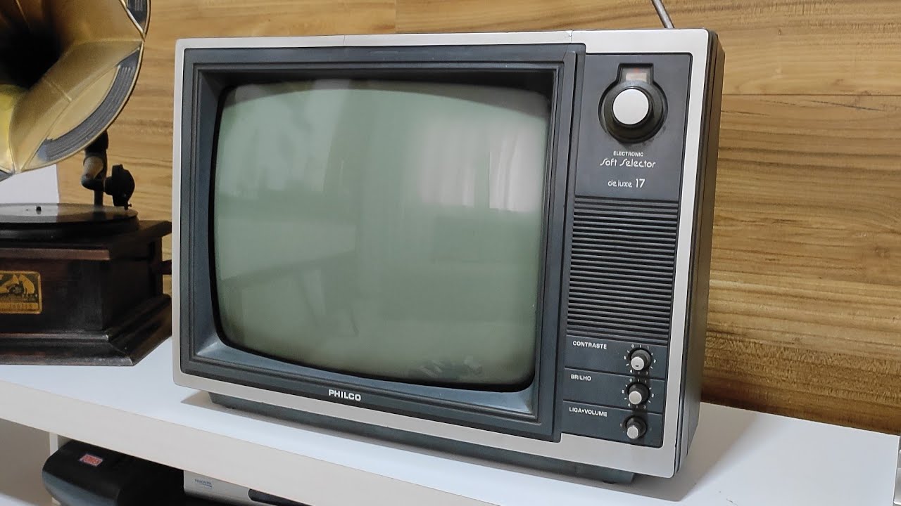TV ANTIGA PHILCO SOFT SELECTOR DELUXE 17 POLEGADAS DE 1987 ACHADA NA BEIRA DA RODOVIA.