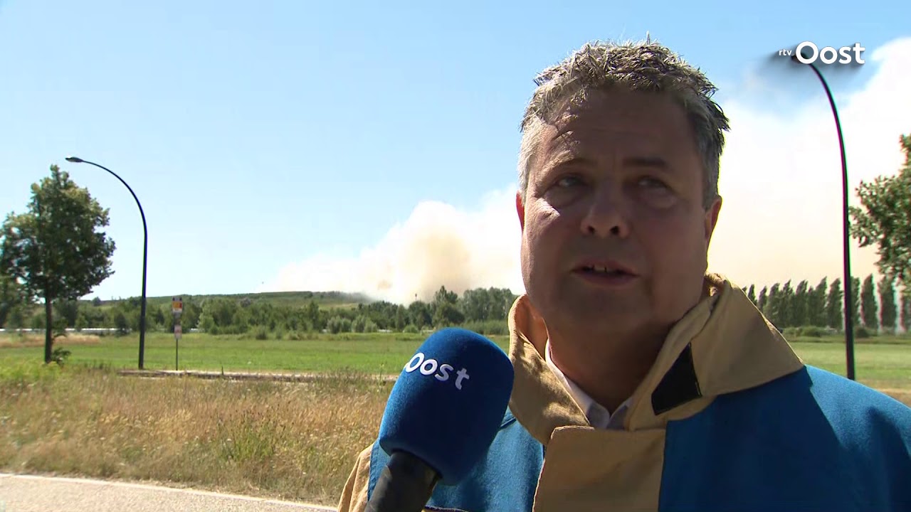 Kijk terug: De huidige stand van zaken bij de afvalbrand in Hengelo, extra uitzending ingelast