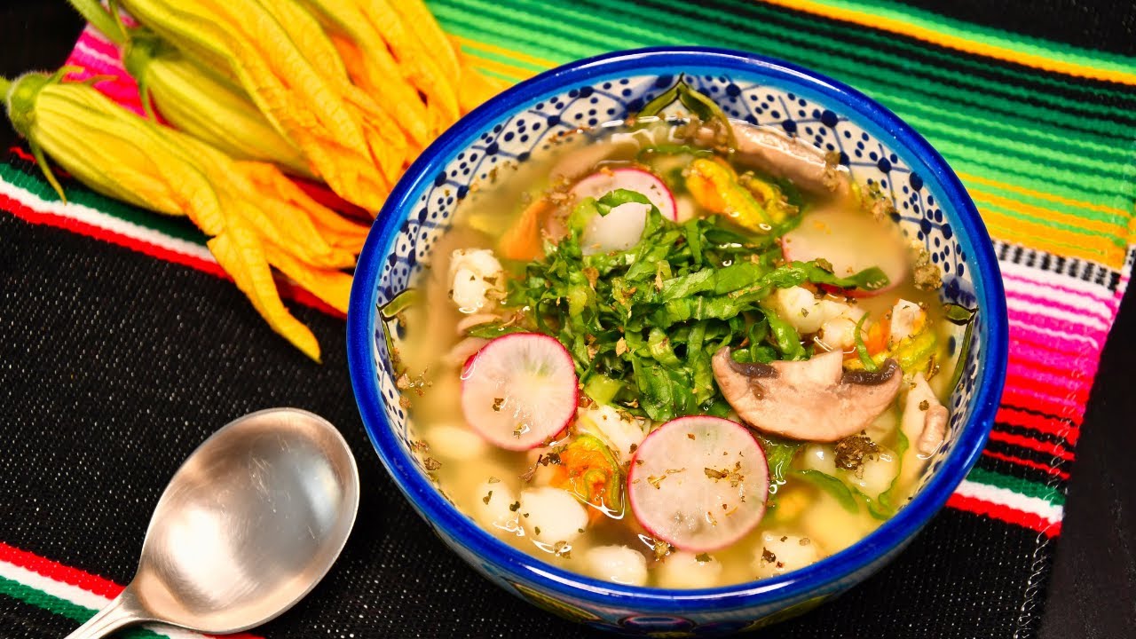 Pozole blanco vegano de hongos y flor de calabaza 🌱