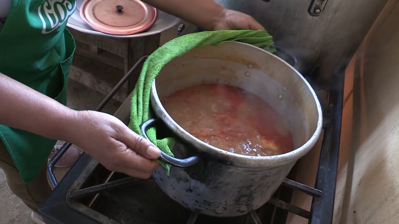 Las ollas comunes luchan contra el hambre en las invisibles barriadas de Lima