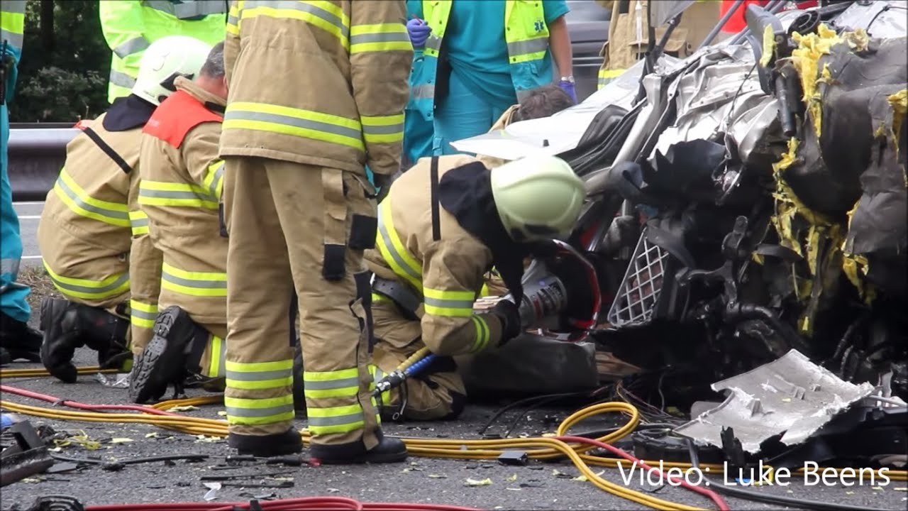 Chauffeur zwaar gewond na ongeval met 2 vrachtwagens A1 Barneveld - 17 07 2014