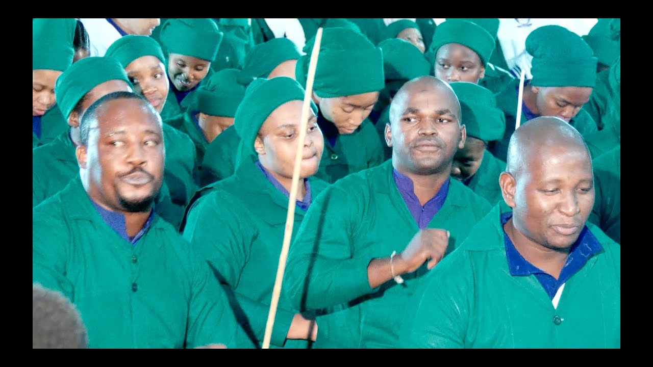 RMM Wayekhona Emaphakadeni (Ekuqaleni Komhlaba)