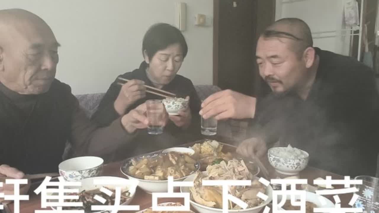 晚餐苦肠炒尖椒，大豆腐炖土豆，还有两个剩菜。喝烟台古酿。