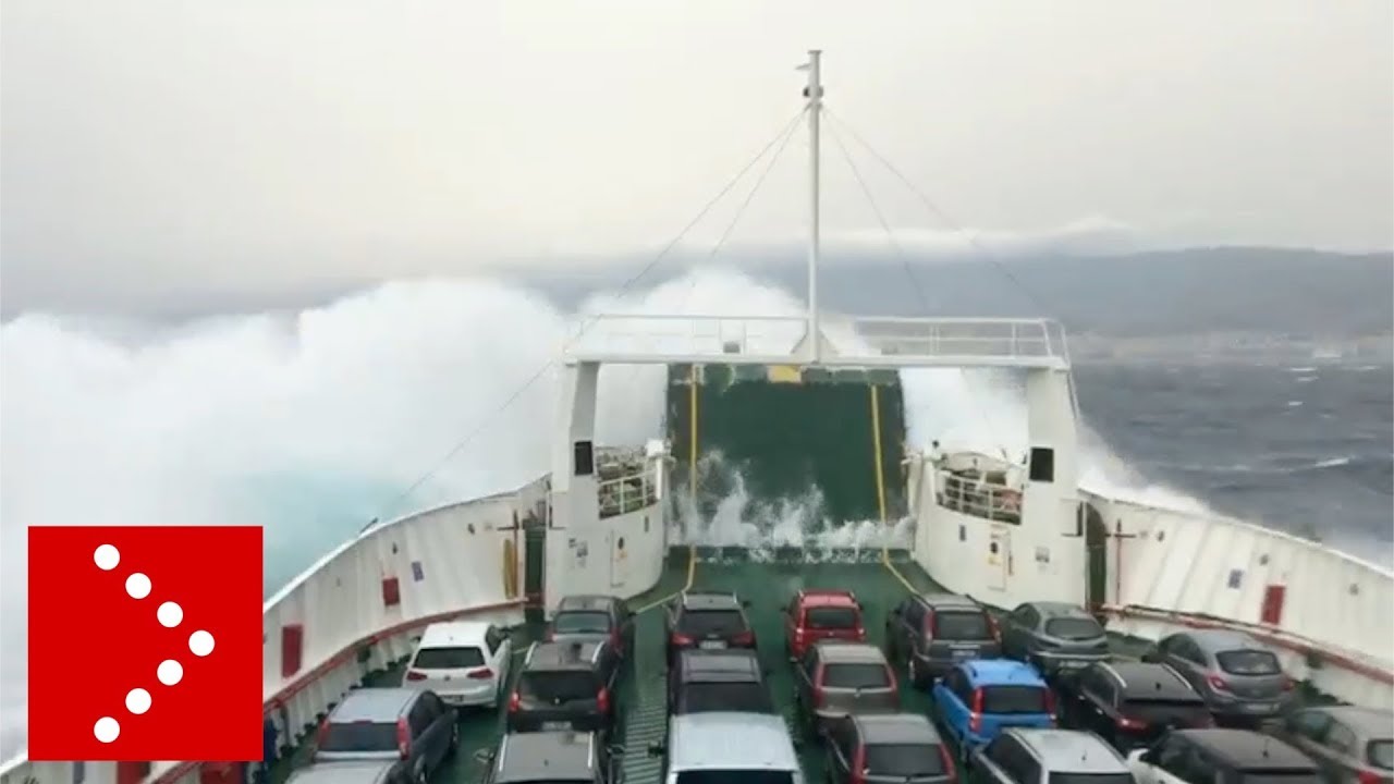 Lo stretto di Messina nella tempesta: grandi onde contro i traghetti