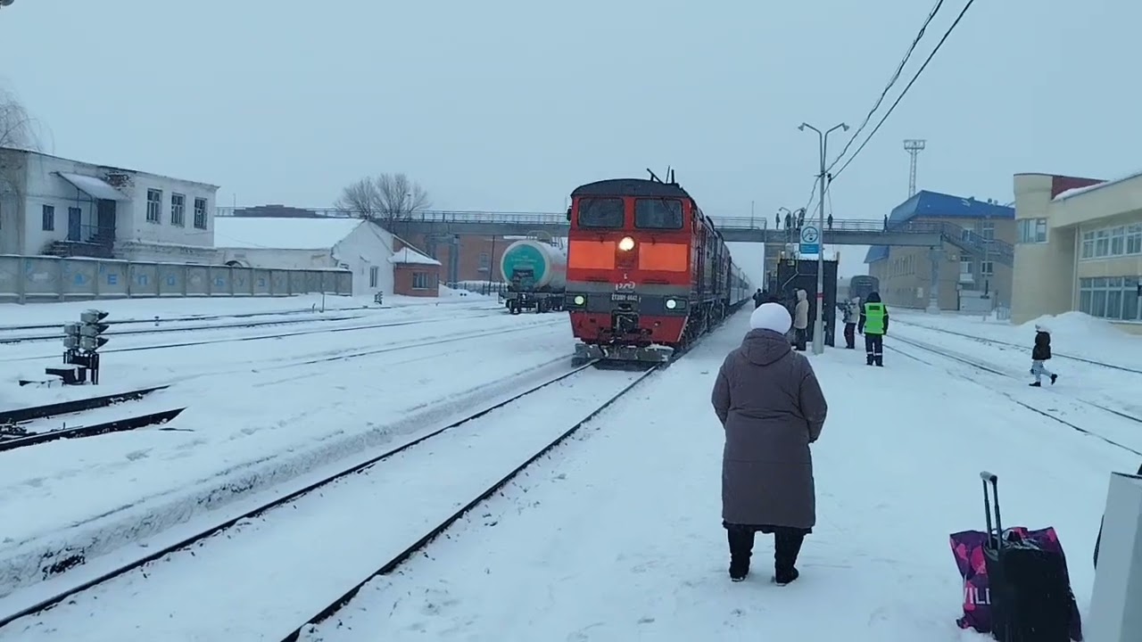 Тепловоз 2ТЭ10У-0442 с поездом 131М Москва-Орск прибывает на станцию Бузулук