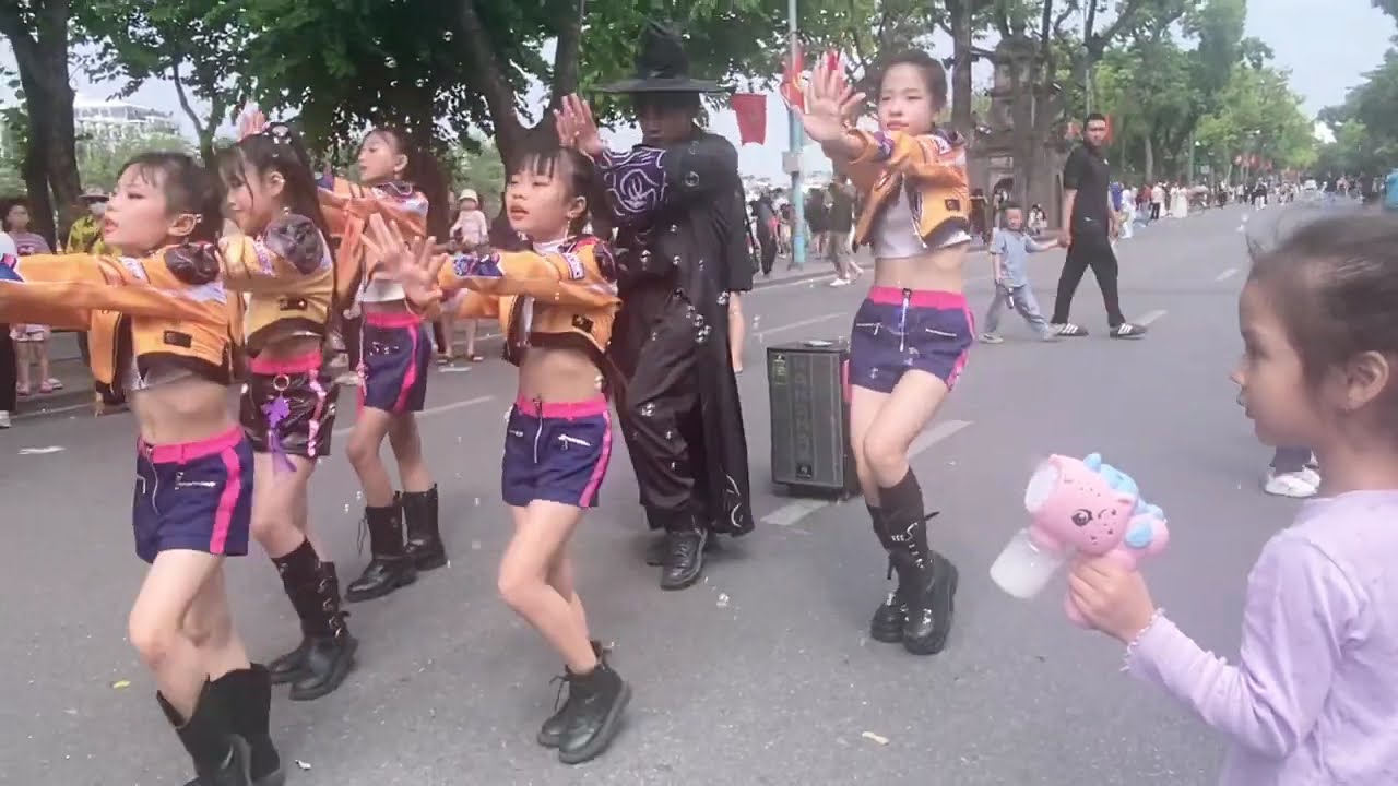 🔥 Behind The Scene Cực Nhiệt! Baby Warriors Đổ Bộ Phố Đi Bộ Hồ Gươm – Hậu Trường Siêu Cháy