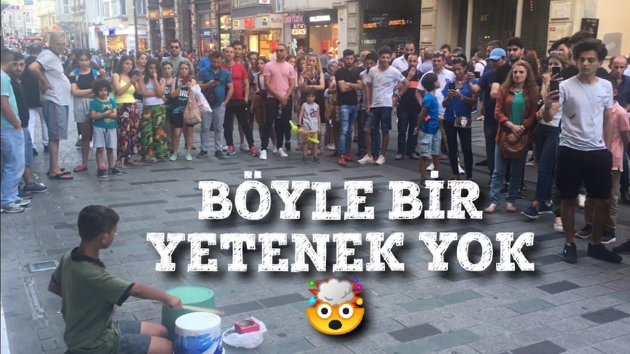 İstiklal Caddesinde Muazzam Yetenek. Yoğurt Kovaları İle Bir Bateri 🥁 Resitali Sunan Çocuk Shovu. HD