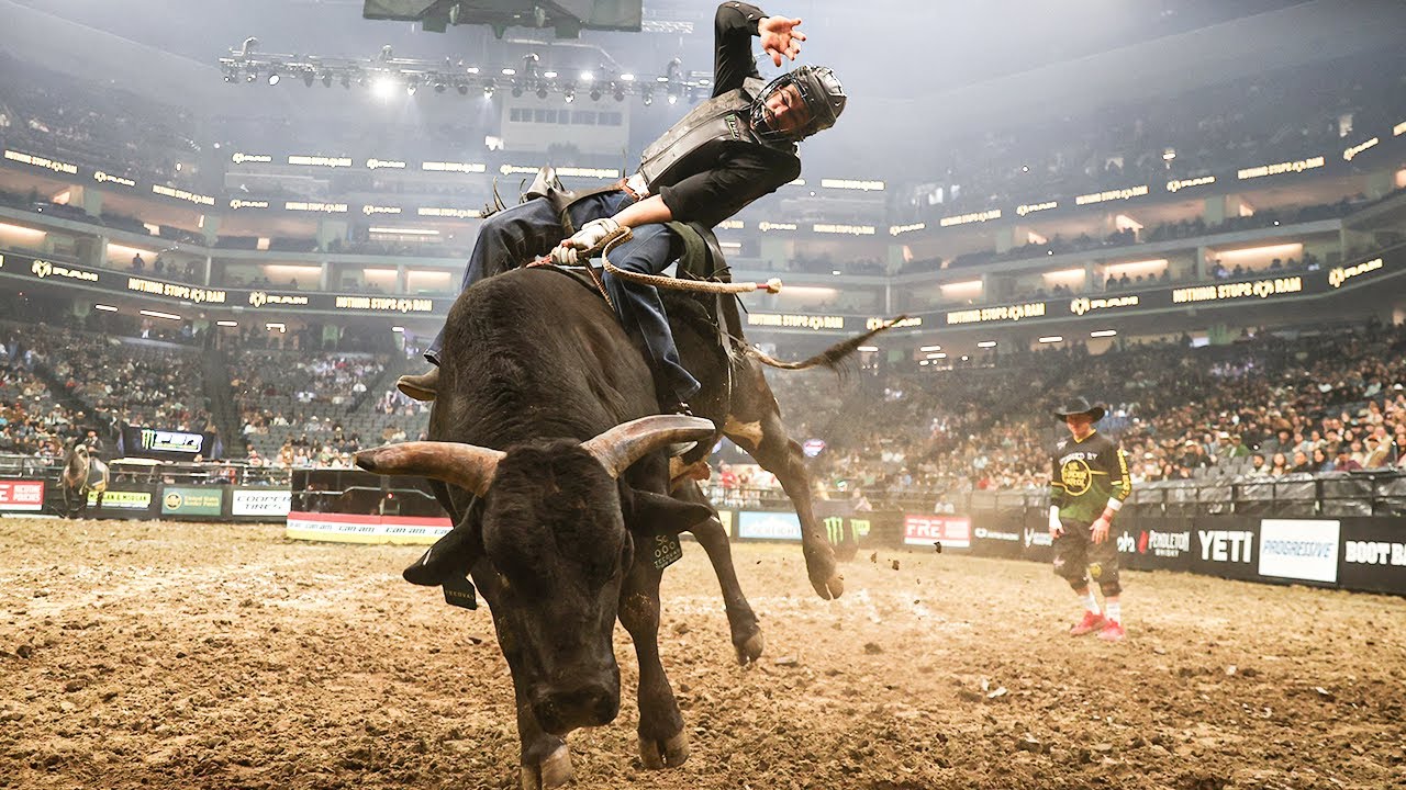 Addi Drury flankes her bull! Alex Cerqueira rides Triple Aught | PBR UTB Highlight