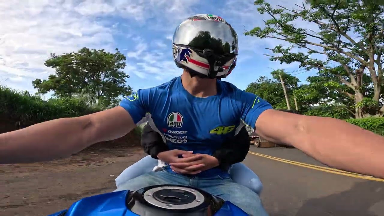 Suzuki gsx-s 750 levando a mochilinha na garupa 