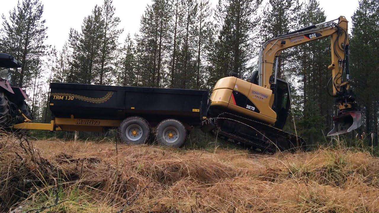 Loading Cat 307D on traktor trailer