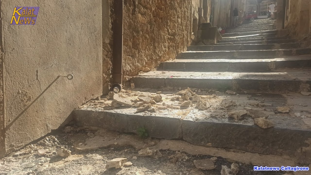 Caltagirone, via Guglia cede un masso e calcinacci. I residenti temono ulteriori crolli dopo il 2020