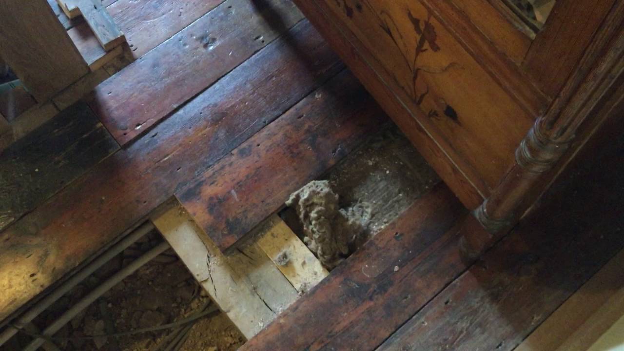 Cable Tongue pulling cables under a floor