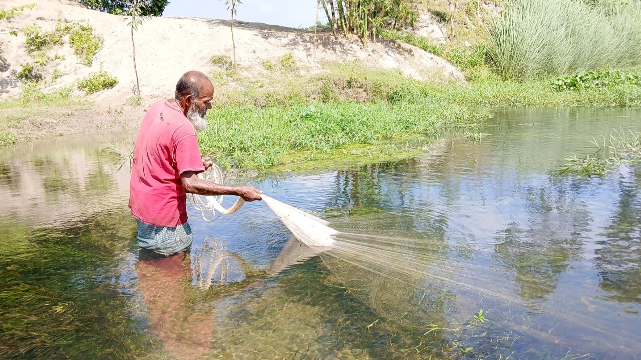 Very Amazing Skill Cast Net Fishing In River - Fishing Net Video - Best Net Fishing