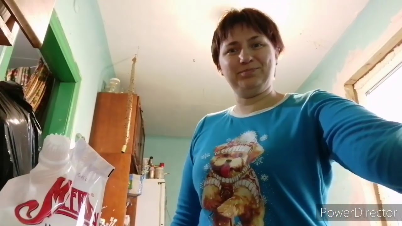 Одела детей, готовлю кушать.