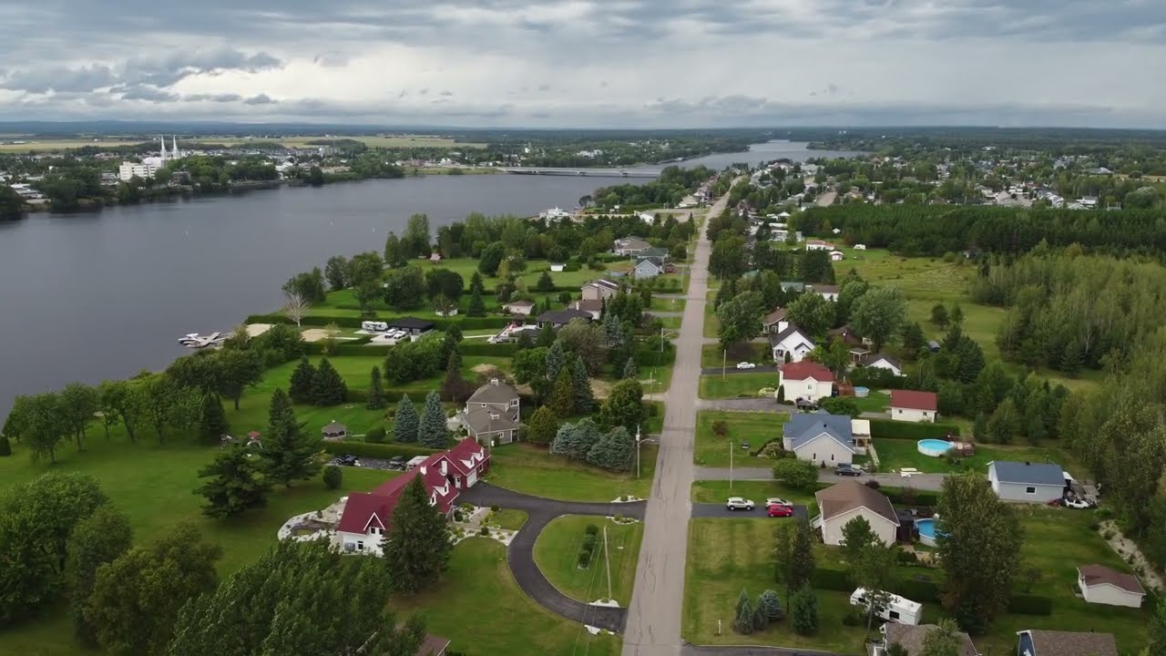 St-Félicien - Centre-ville et secteur Bellevue - Vue aérienne par drone 2022-09-03