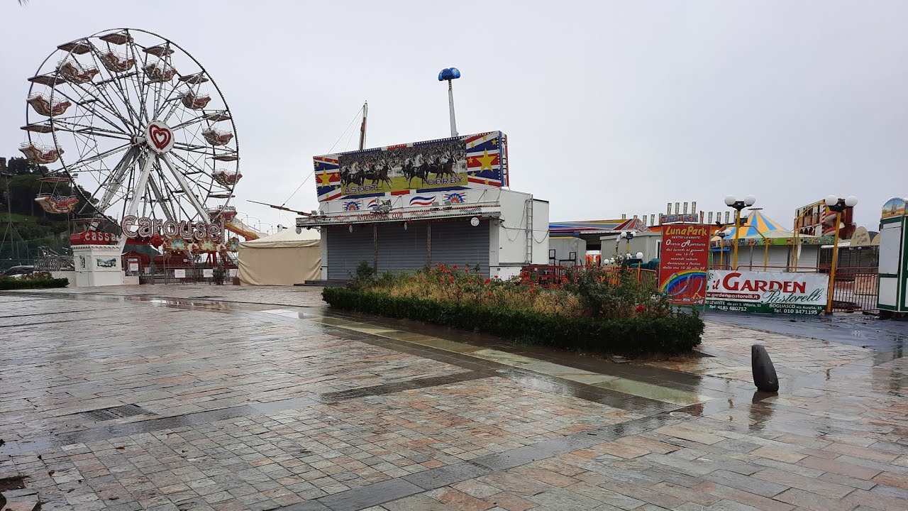 Spettrale Luna Park Sestri Levante sotto la Pioggia.. un modo diverso per vedere questo Mondo⛈🎢⛈🎡⛈🎠⛈