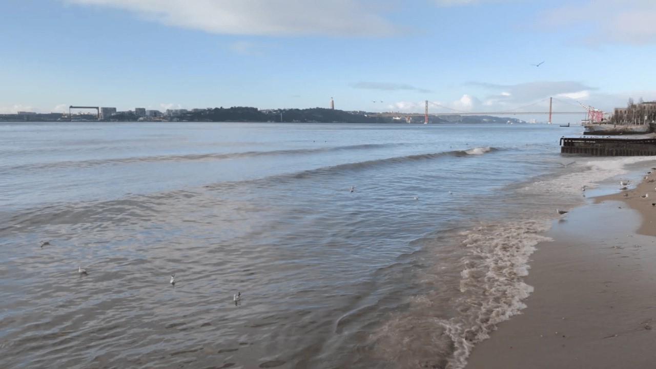 Tejo River Waves, Lisbon &ndash; Calm Waterfront & Relaxing City River Sounds [4K]
