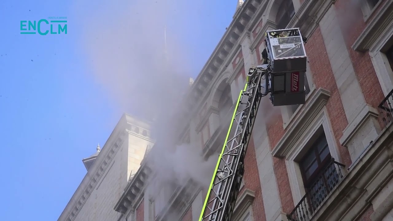 Los bomberos intervienen en el incendio del Alcázar de Toledo