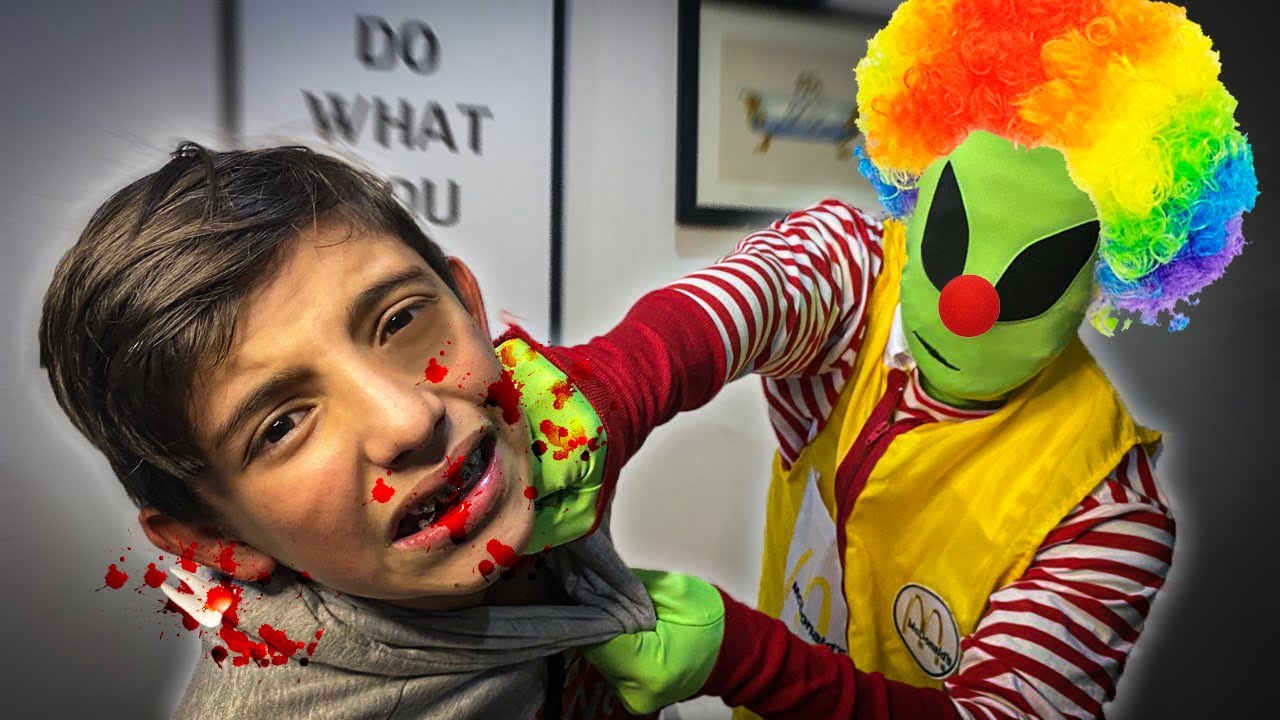 EL PAYASO ASESINO ME OBLIGA A ATACAR A MI MEJOR AMIGO @Calvo Tóxico