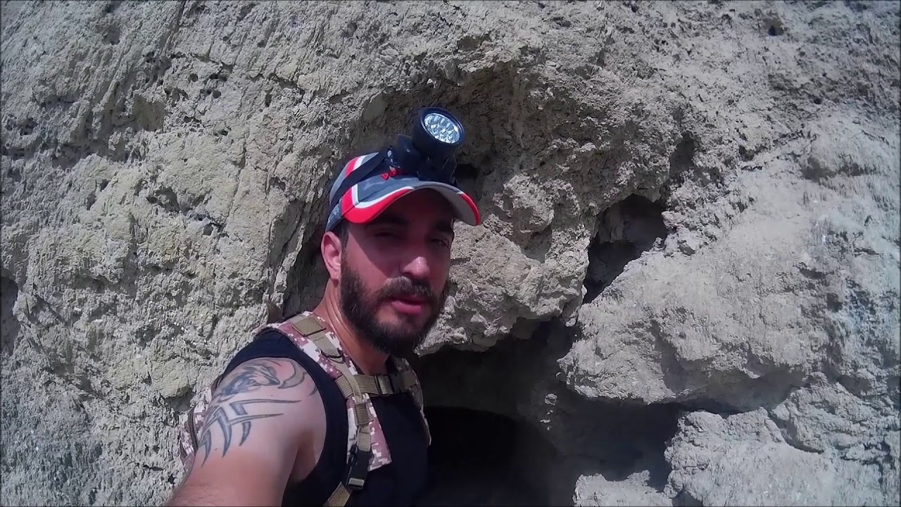 Explorando trincheras y bunker de la Guerra civil española.
