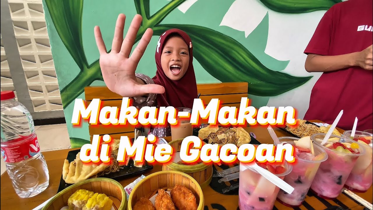 Hanan Afnan Family Makan Makan di Mie Gacoan
