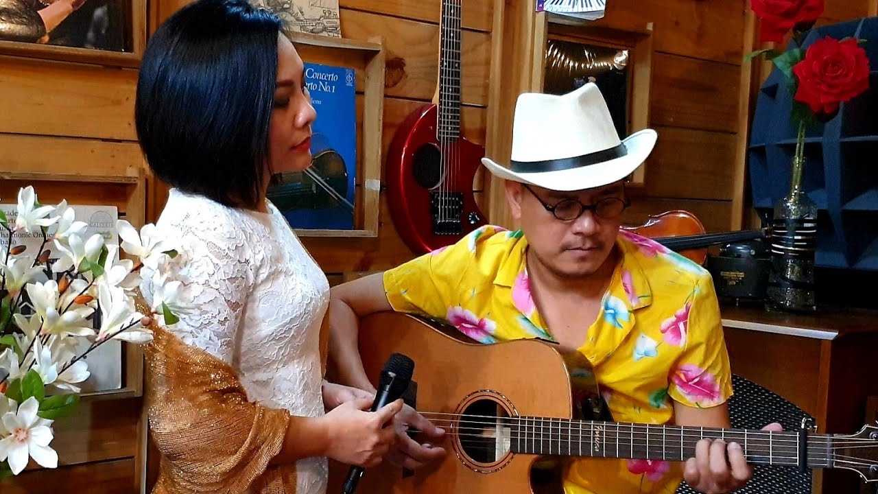 BIỂN NHỚ - ƯớT Mi - cô giáo Thanh Hà pha phê cùng guitarist FuongFam
