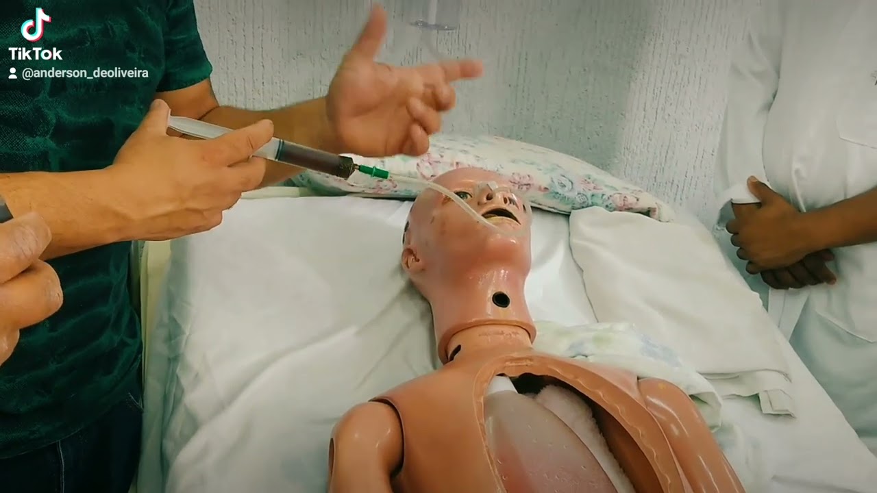 Aula de intoxicação exógena,com lavagem gástrica e uso de carvão ativado.