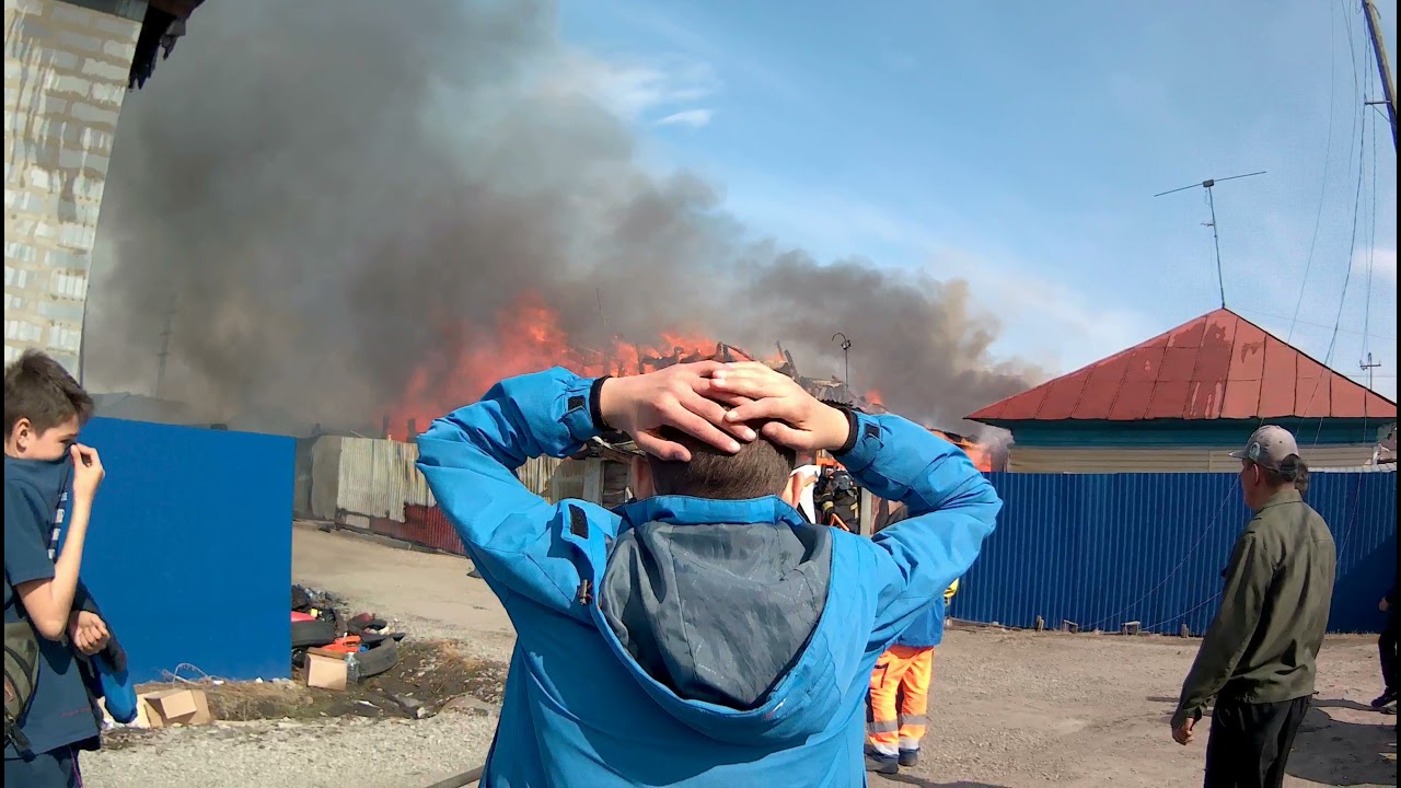 Сильный пожар 25 04 2021 в посёлке Южном Омск задето шесть домов два сгорело полностью. Жертв нет.
