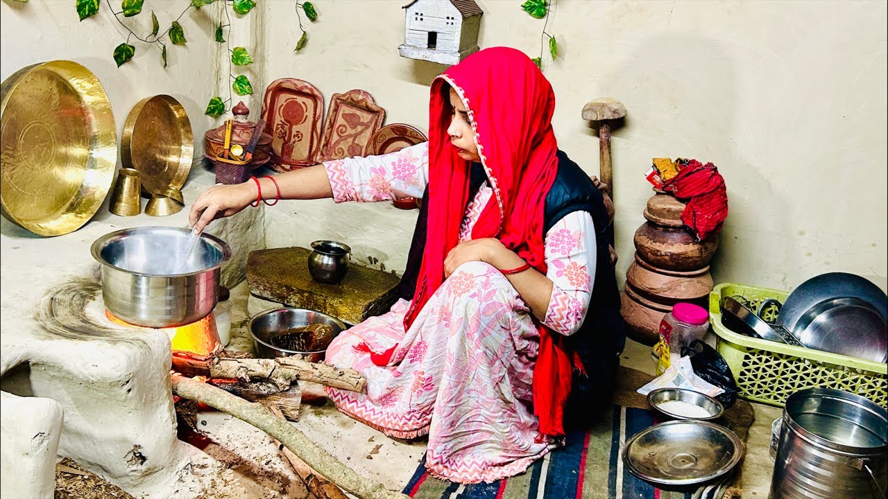 चूल्हे पर खीर पूरी और साग 