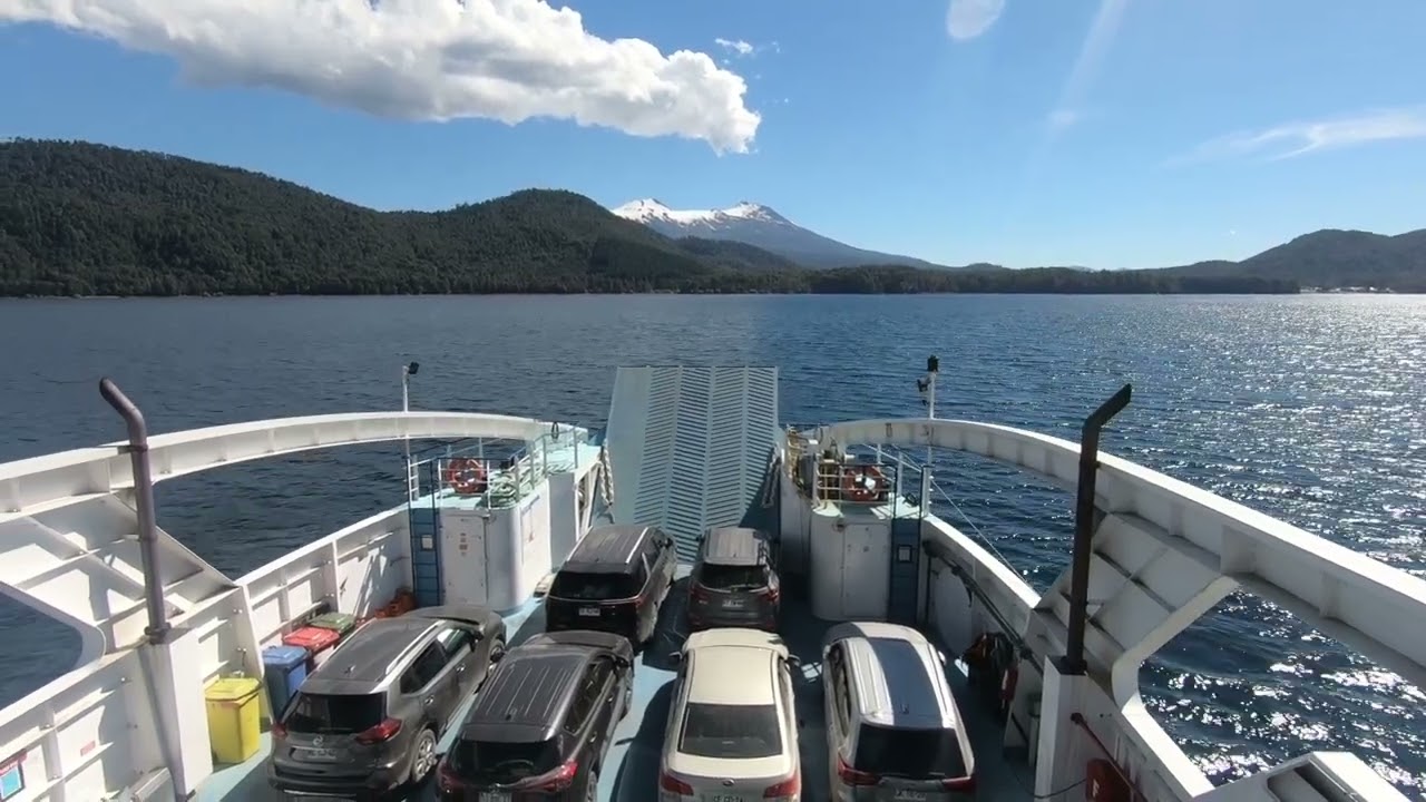 Sorprendido del hermoso Lago Pirihueico, cruzando desde Puerto Pirihueico a Puerto Fuy
