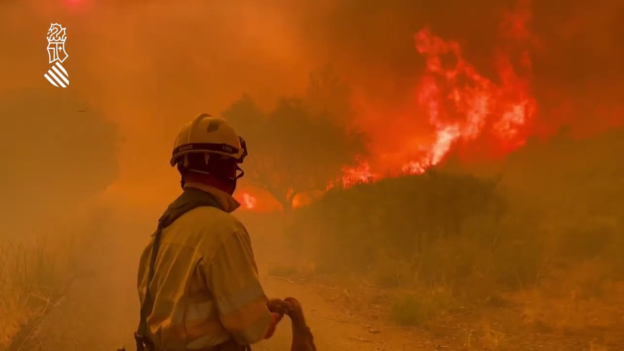 Bomberos forestales de la Generalitat en el incendio de Bejís el 18 de agosto