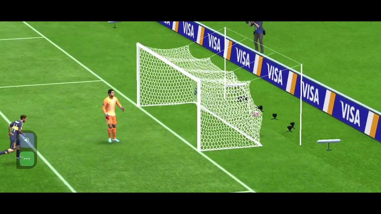 Aquí le muestro mi nombre y mi plantilla 110 y en práctica un gol de chilena de FC Mobile 