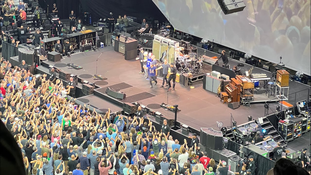 “Alive” and “Baba O’Riley” - Pearl Jam Live @ Wells Fargo Center, Philadelphia, PA