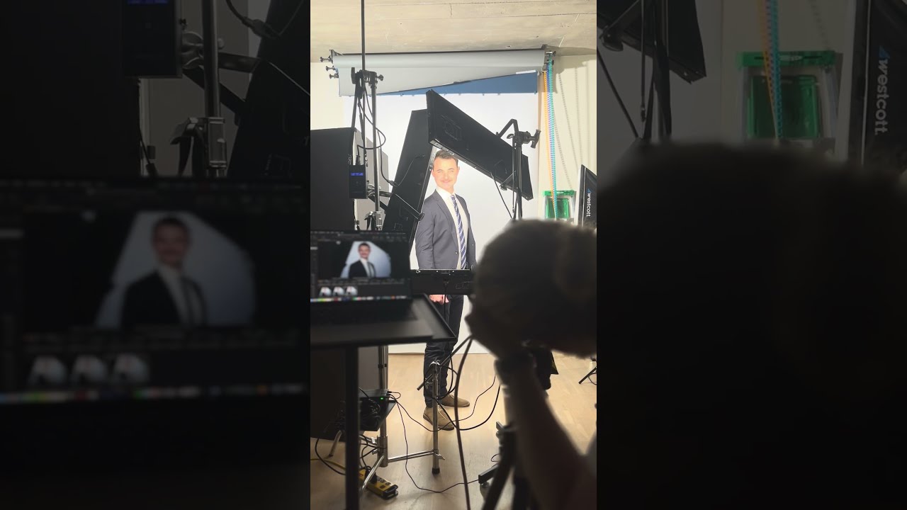 PROFESSIONAL HEADSHOT PHOTOGRAPHY - IN STUDIO BTS - COACHING