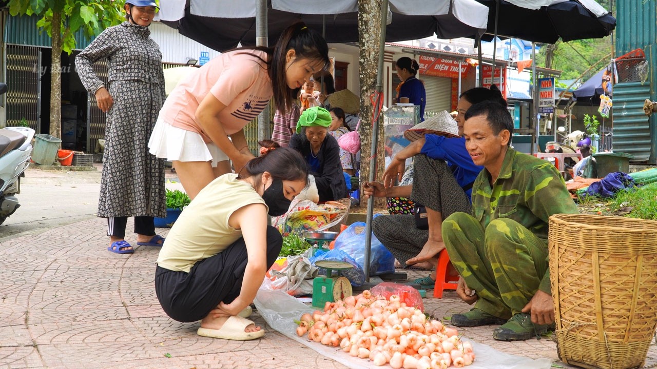 From Orchard to Market – Harvesting Wax Apples and Digging a Water Tank by Hand
