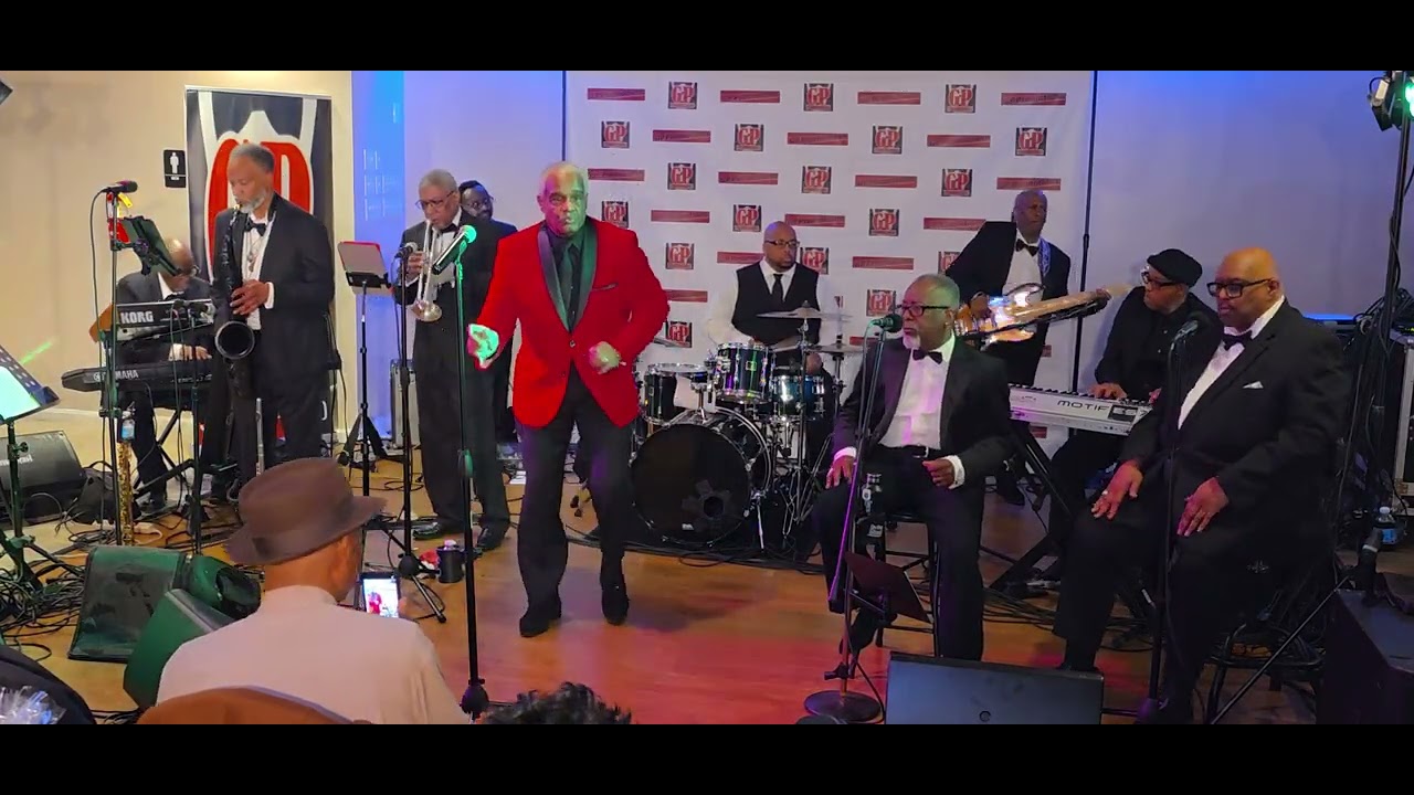 Рассел Томпкинс младший в сопровождении группы The Unit Band исполнил песню "Hurry Up This Way Ag...