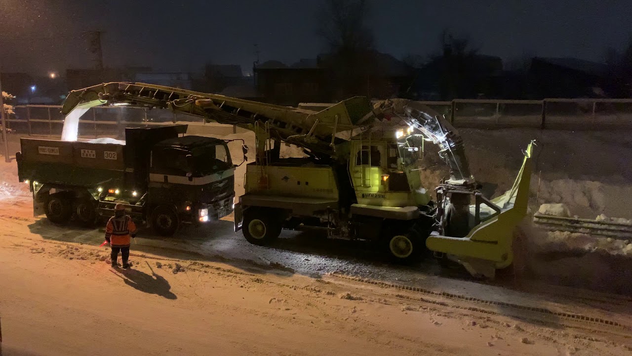 北海道旭川市 国道12号線 旭川新道(旭川トンネル)ロータリ除雪車 排雪