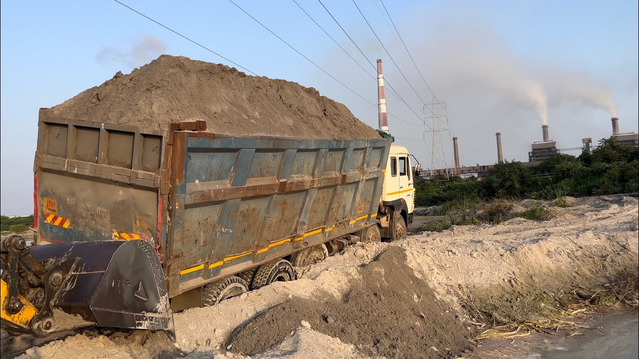 14 wheeler tata dumper fully stuck in mud fly Ash pond Ash || ड्राइवर ने नशे में गाड़ी को दलदल में